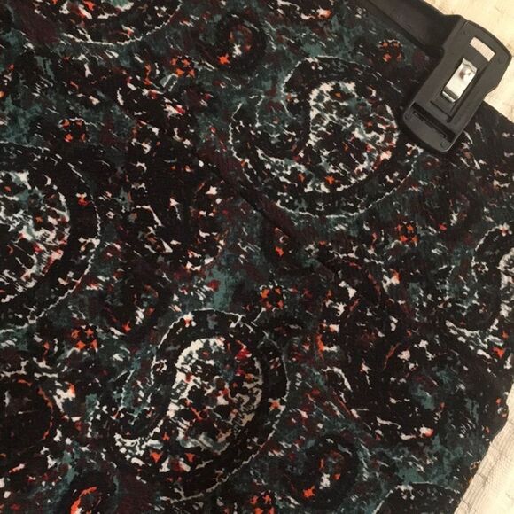 Lularoe skirt stretch abstract paisley pattern black green red festive - Picture 11 of 16